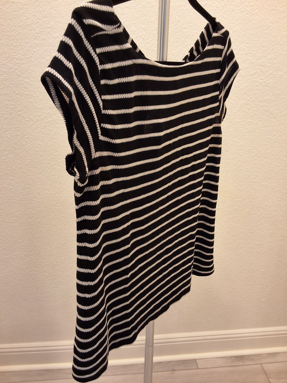Loft Size M Black And White Stripe Tie in the back with keyhole Womens Top