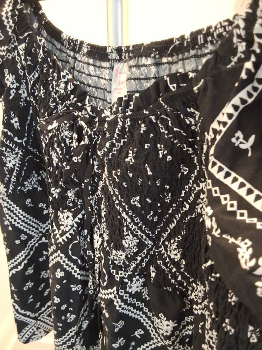No Boundaries Size L Black And White Unique Lightweight Short Sleeve Top