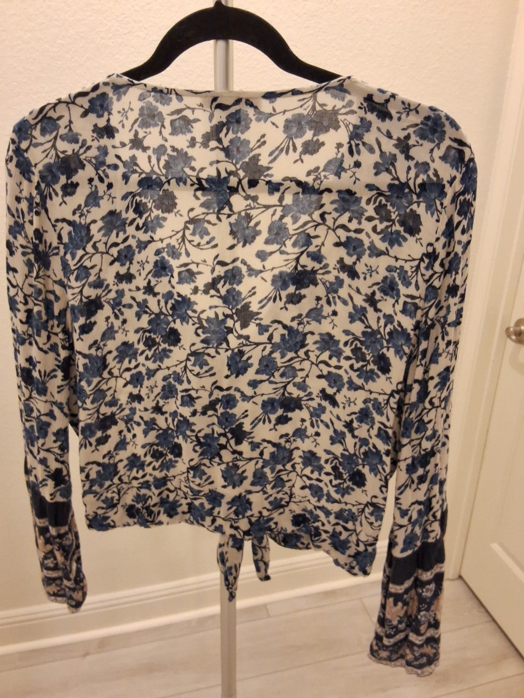 American Eagle Outfitters Large Crop Top Blue & White Ditsy Floral Tie Front Top