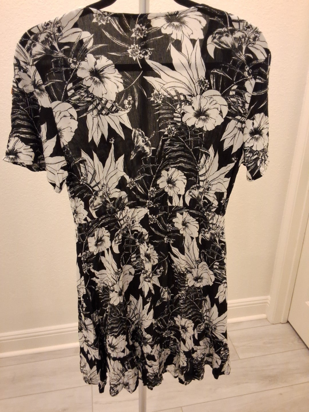 Roxy Size S Womens Mini Dress Black And White Hawaiian Flowers Button Up Dress