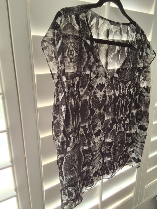 Guess Size S Womens Black White Front Lined With Logo Blouse