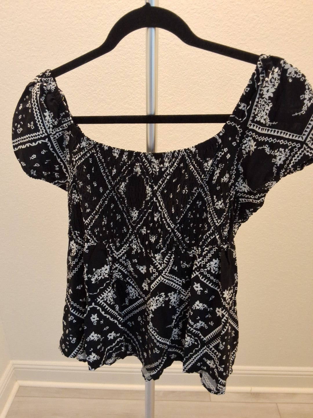 No Boundaries Size L Black And White Unique Lightweight Short Sleeve Top