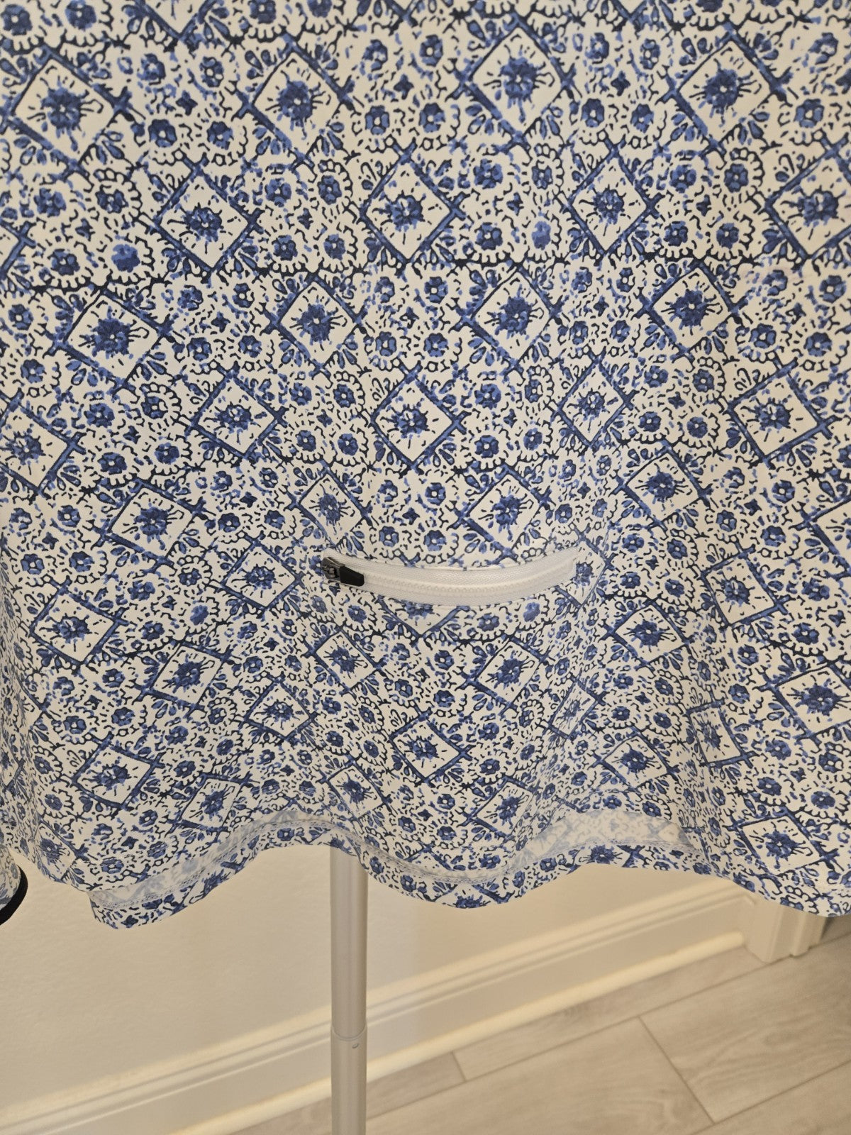 Hang Ten Large Blue White Mosaic Tile Long Sleeve Sun Shirt Back Zip Pocket L