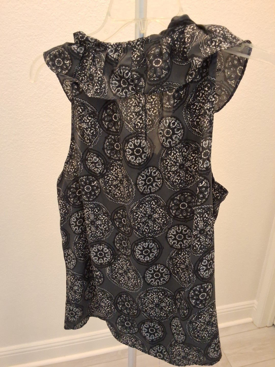 APT 9 Size L Geometric Ruffled V Neck Womens Charcoal Black Sleeveless Blouse
