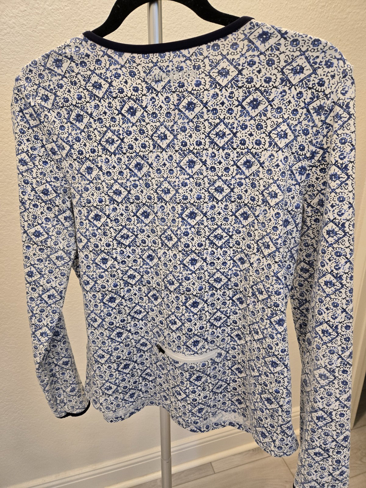 Hang Ten Large Blue White Mosaic Tile Long Sleeve Sun Shirt Back Zip Pocket L