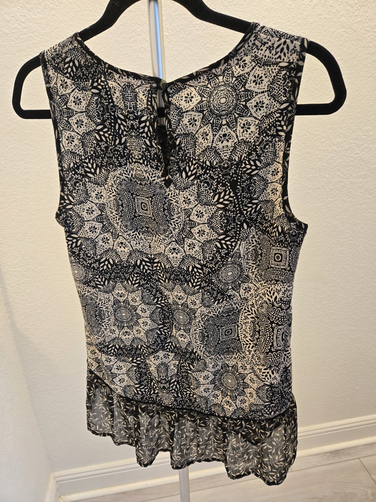 Knox Rose Women's Small Boho Sleeveless Embroidered Black White Ruffle Tunic