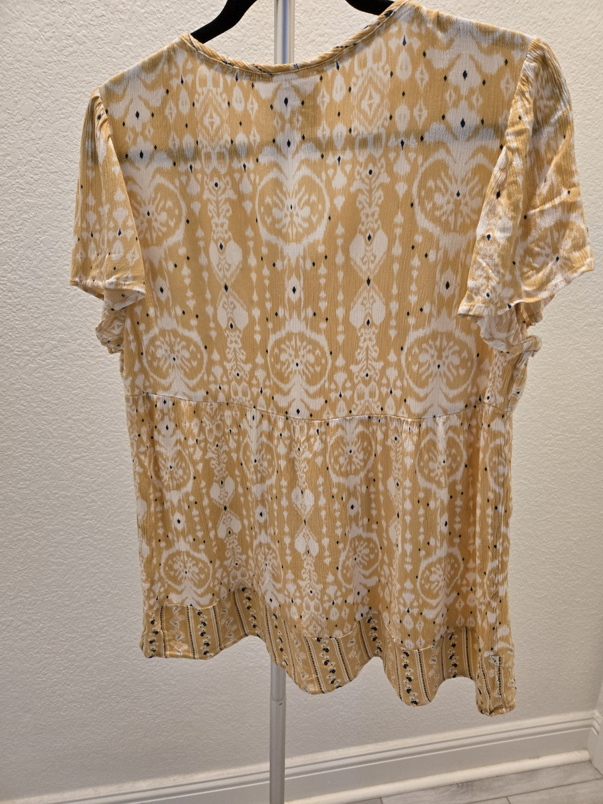 Knox Rose Large Ikat Medallion V Neck Flutter Sleeve Babydoll Blouse
