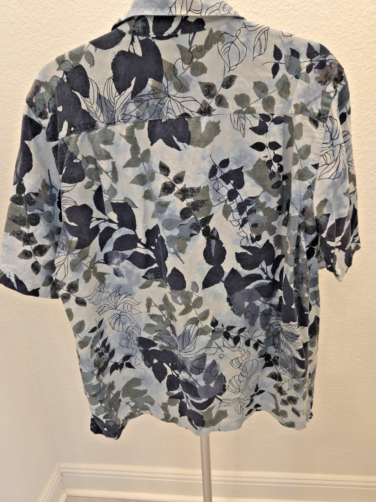 Caribbean Joe Men's 100% Silk Floral Blue Short Sleeve Hawaiian Aloha Shirt M