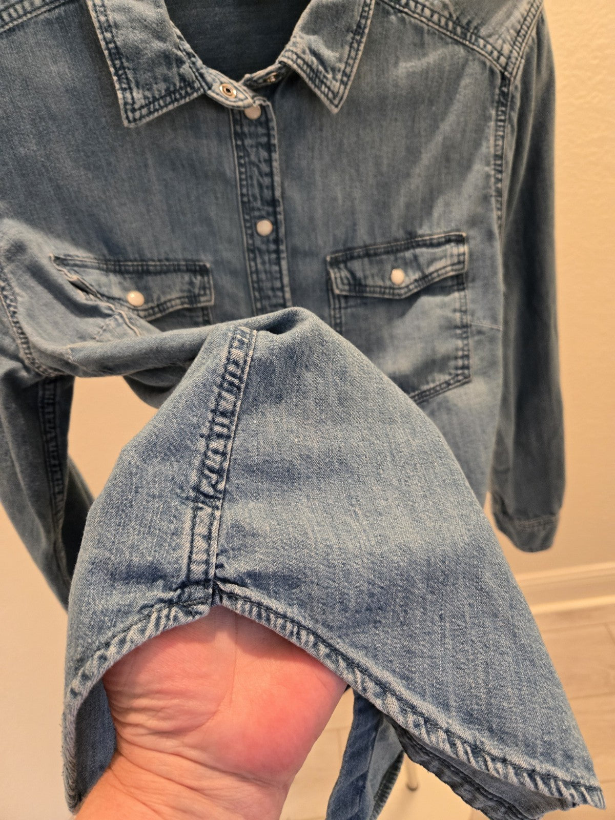 H&M Pearl Snap Medium Chambray Western Shirt Long Sleeve Blue Denim Women's