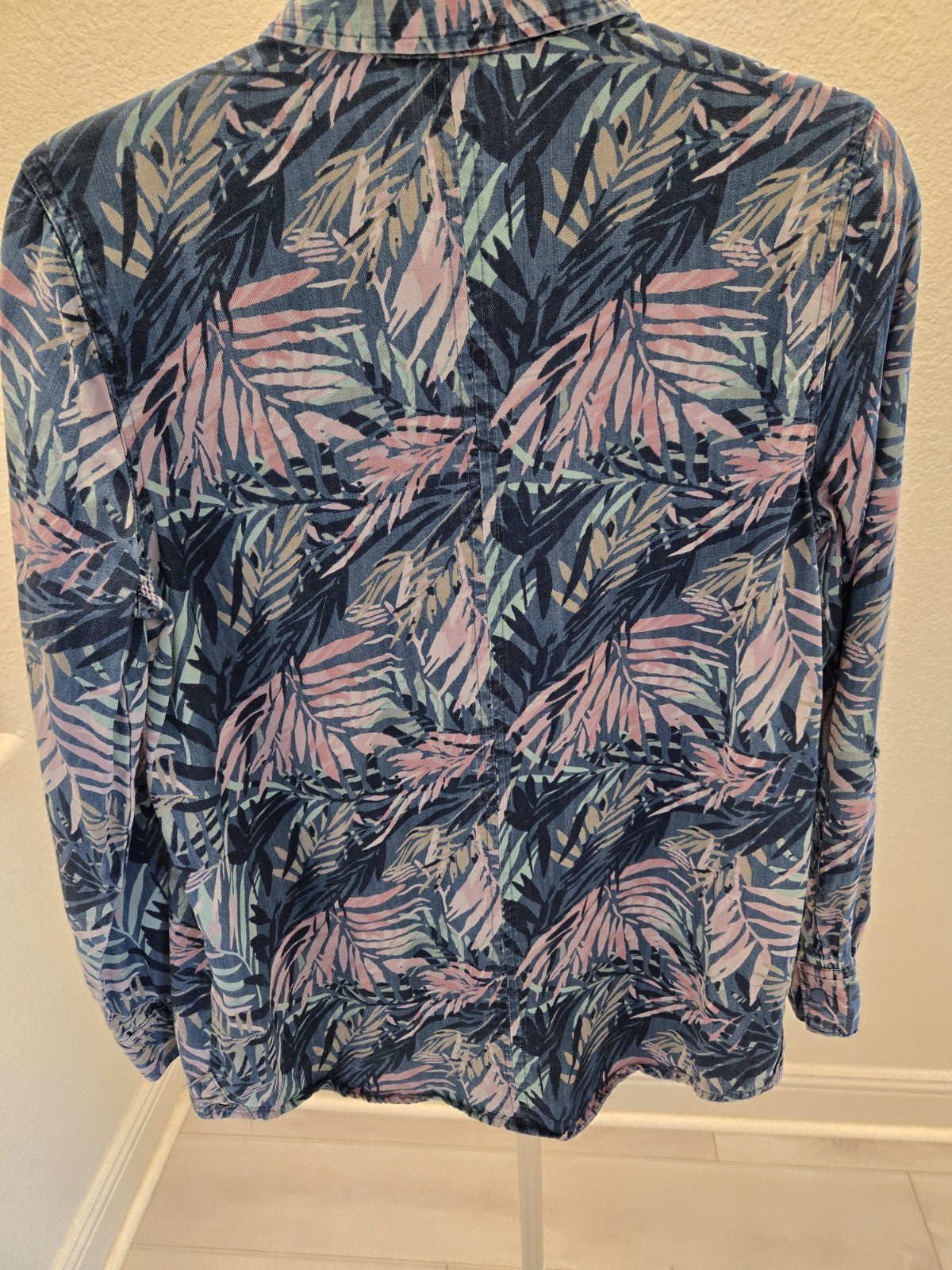 Intro S Blue Pink Tropical Palm Lyocell Denim Button Up Roll Tab Shirt Women