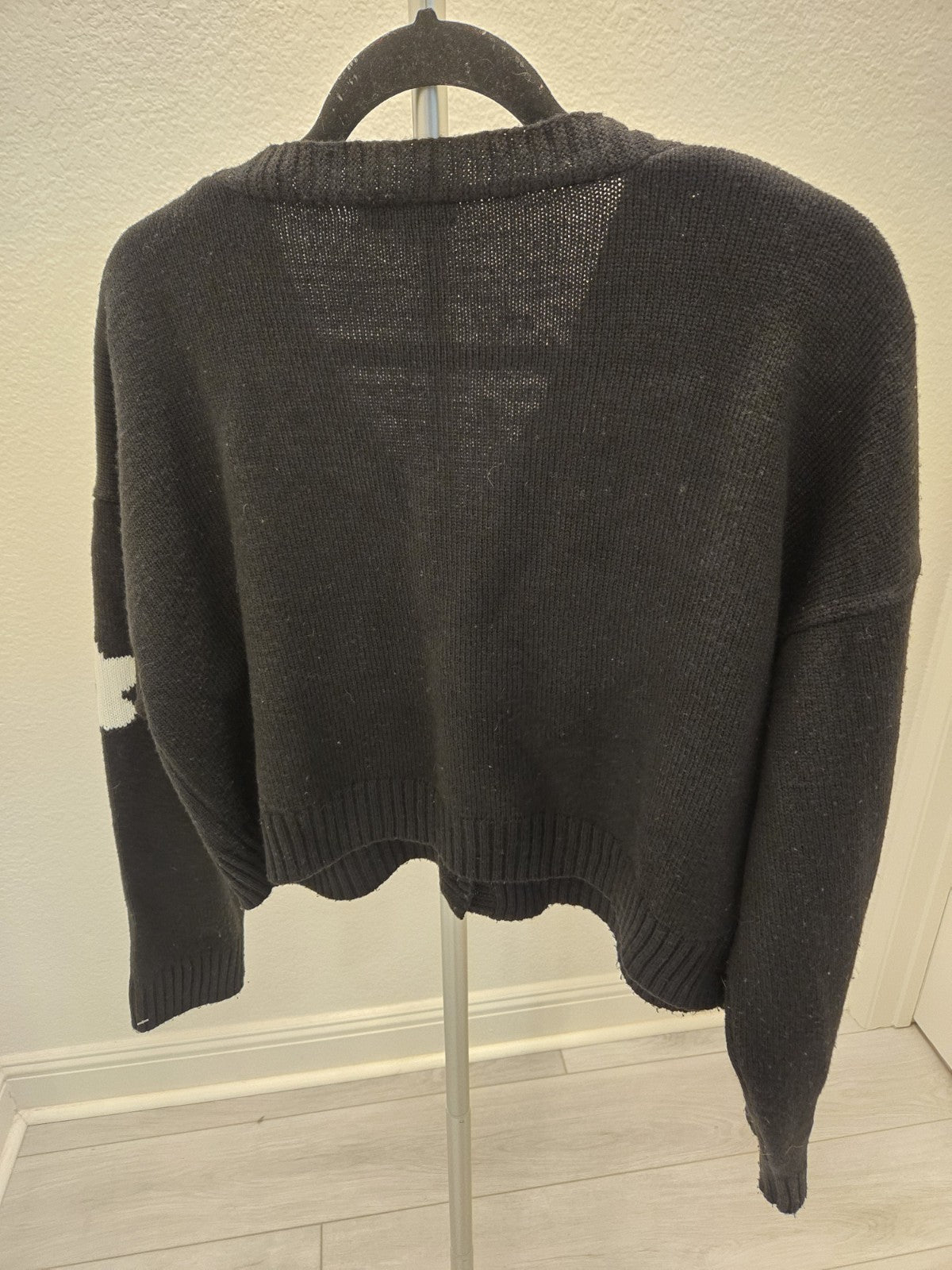 Love Tree Women's L Cropped Daisy Floral Cardigan, Black White Knit Sweater