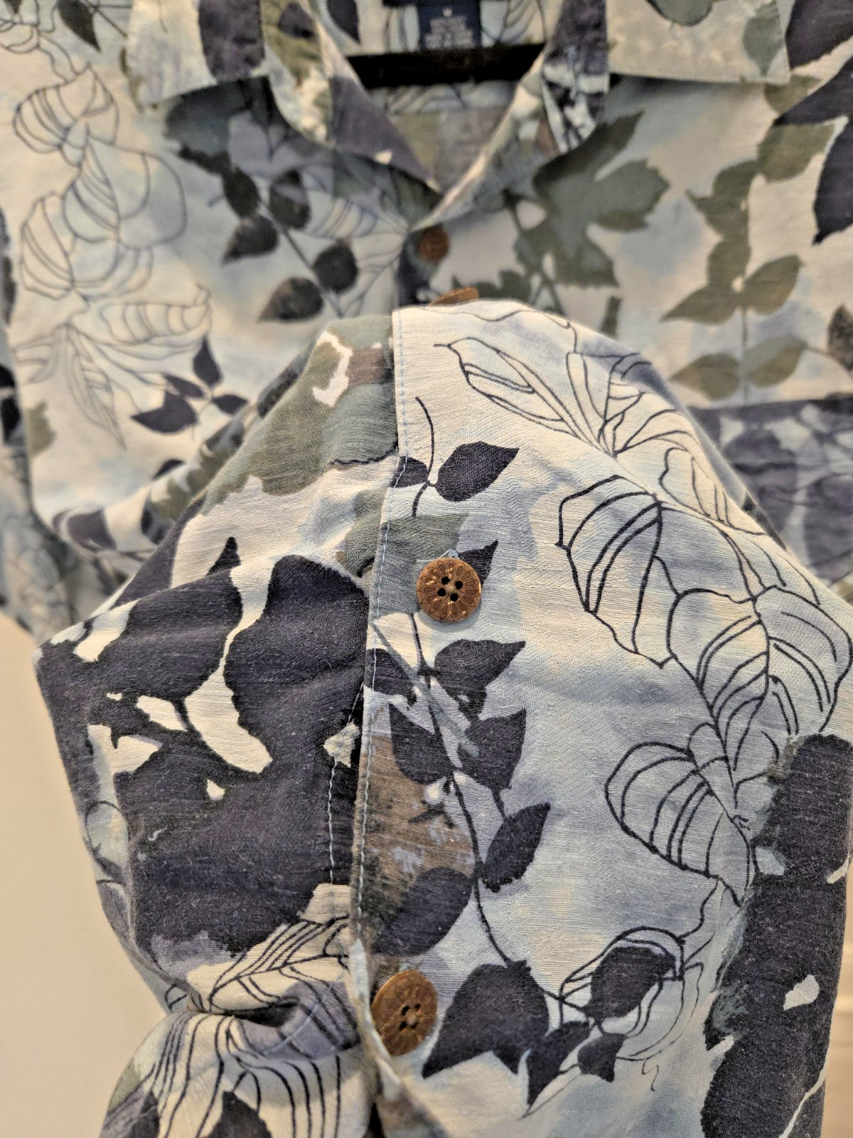 Caribbean Joe Men's 100% Silk Floral Blue Short Sleeve Hawaiian Aloha Shirt M