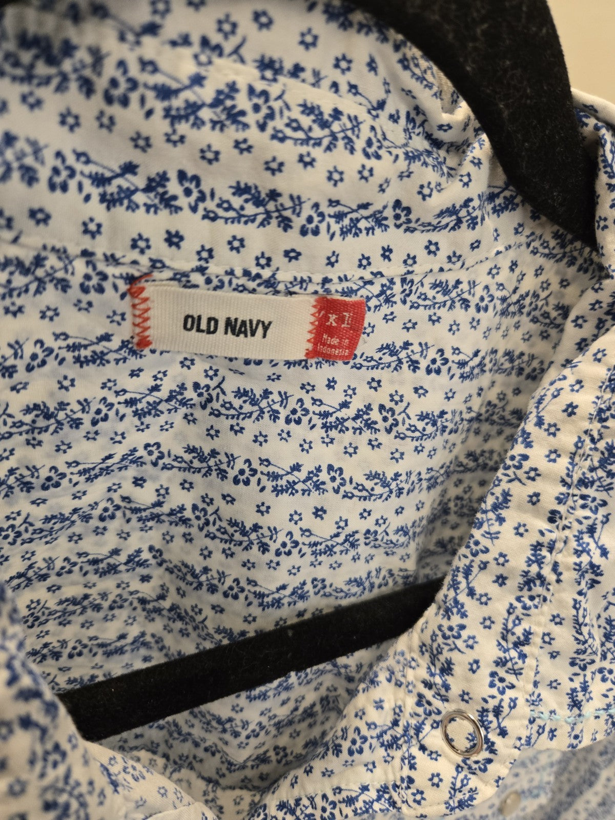 Old Navy XL Western Blue White Floral Pearl Snap Flap Pockets Scallop Edge Shirt
