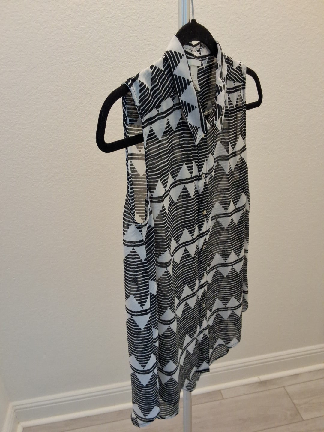 H&M Black & White Tribal Geometric Sleeveless Button Down High Low Blouse