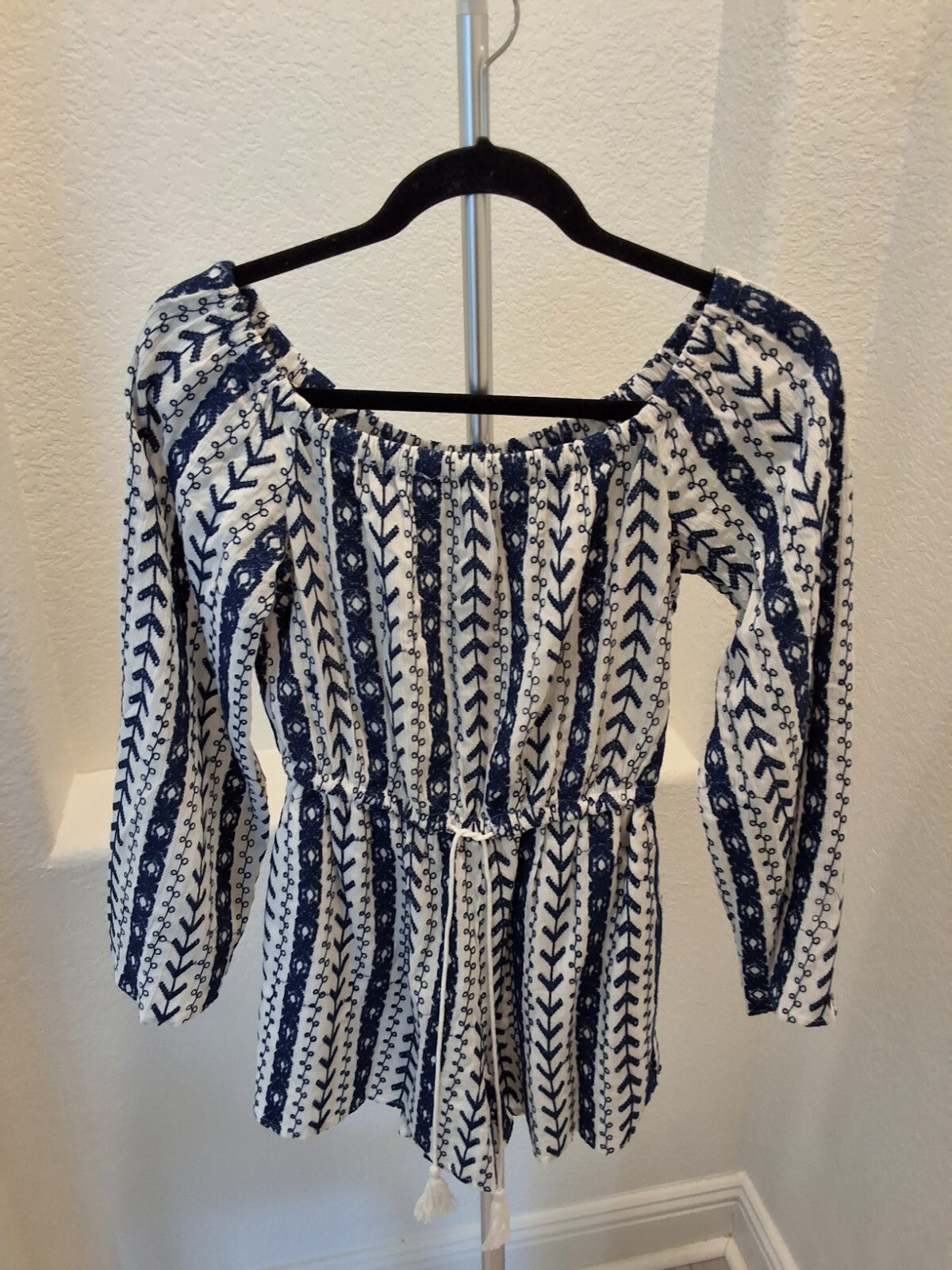 Cupcakes and Cashmere Size M Womens Blue and White Embroidered Romper