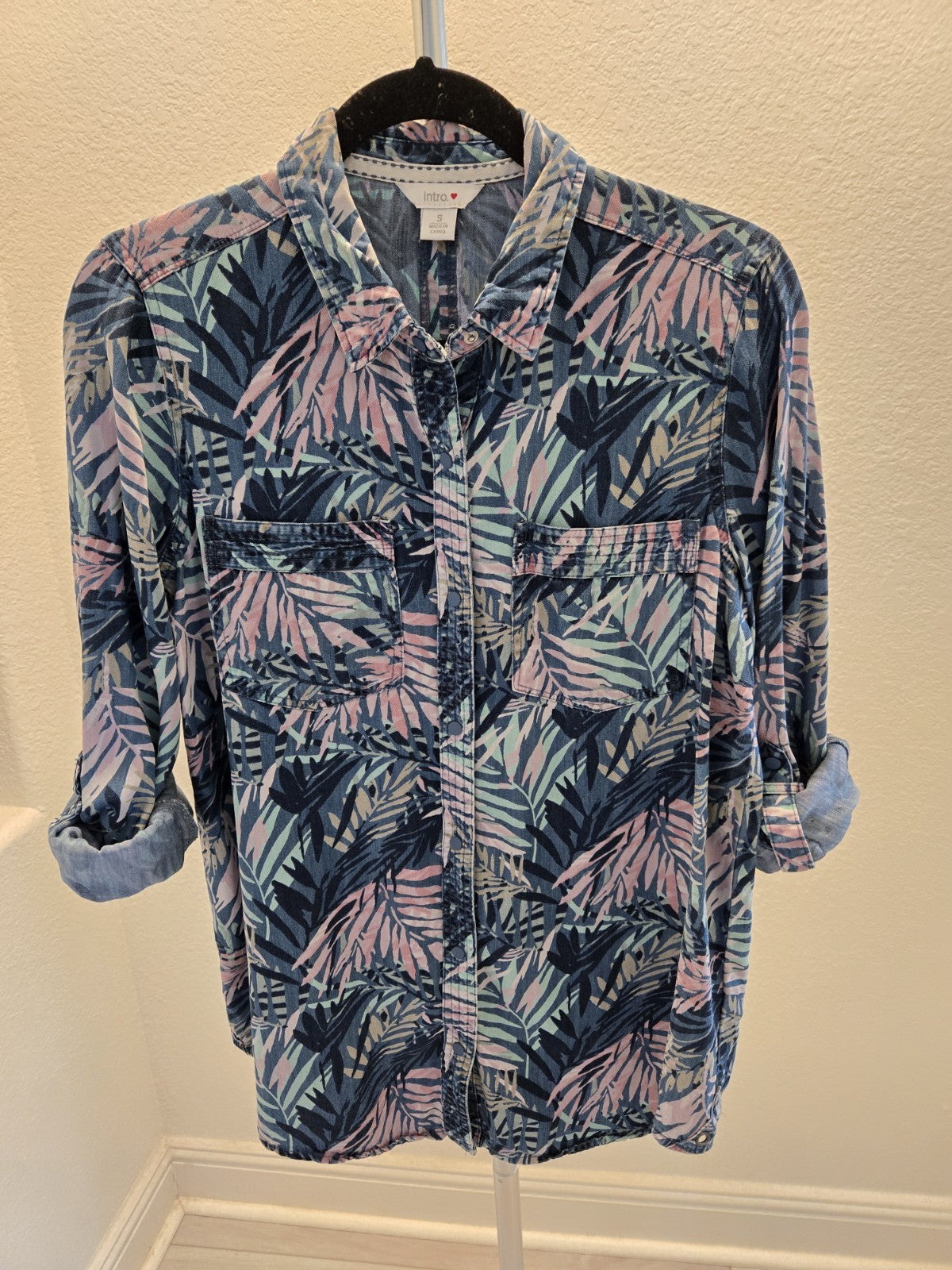 Intro S Blue Pink Tropical Palm Lyocell Denim Button Up Roll Tab Shirt Women