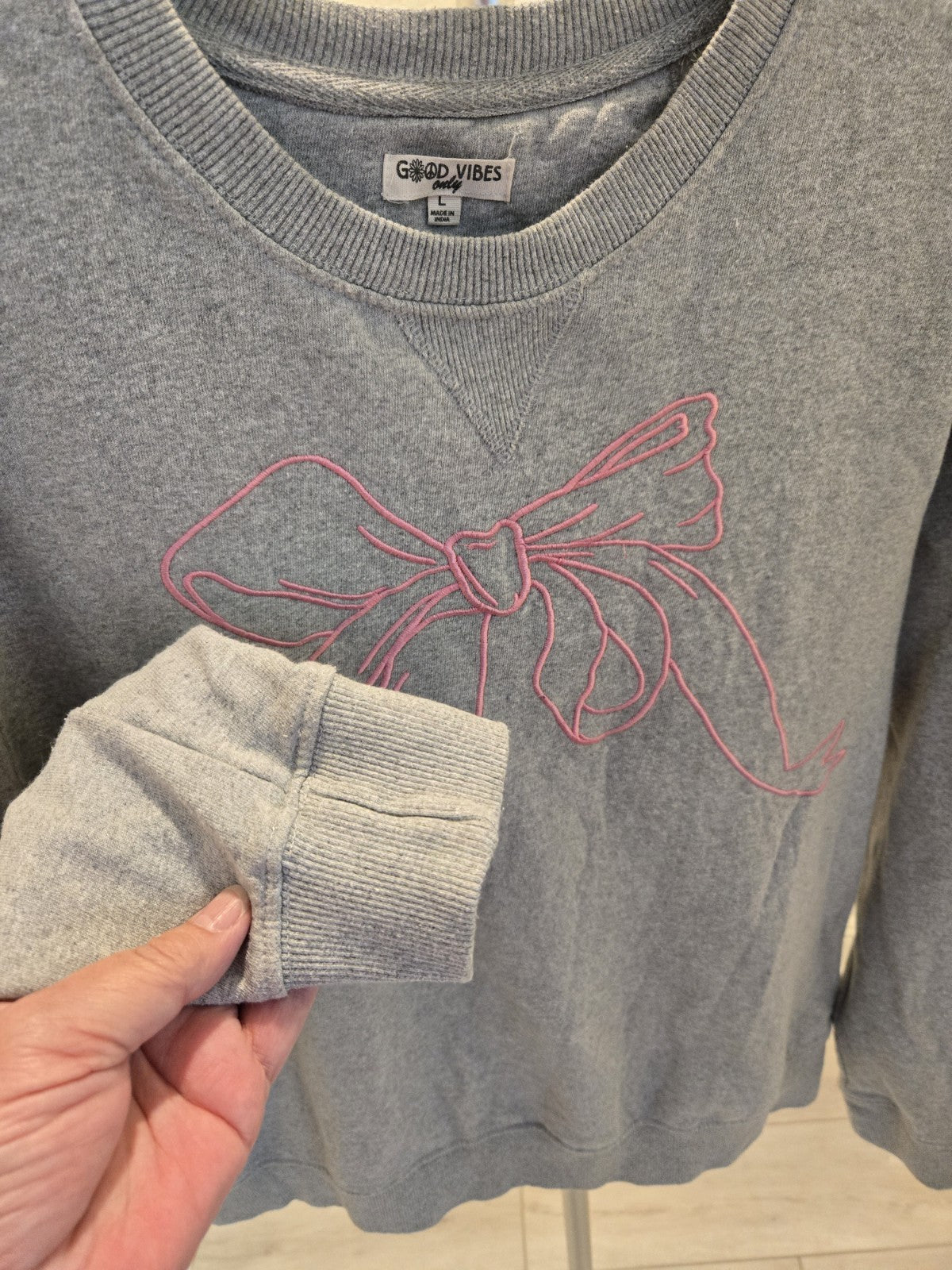 Good Vibes Only Bow Embroidered Pink Ribbon Sweatshirt L Womens Grey Crewneck