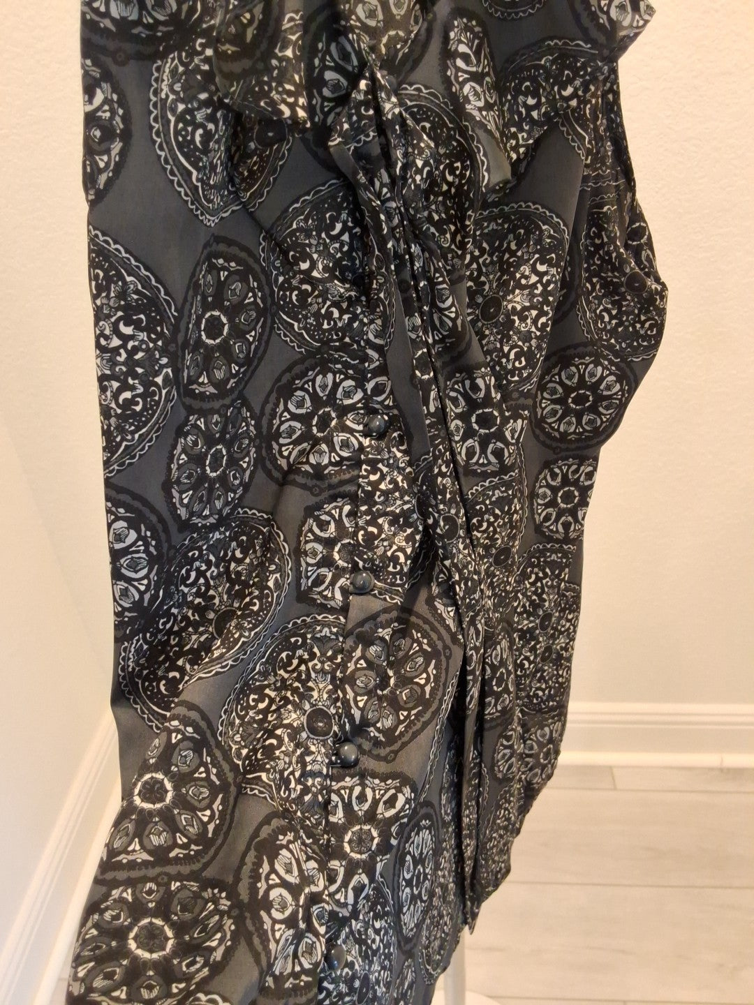 APT 9 Size L Geometric Ruffled V Neck Womens Charcoal Black Sleeveless Blouse