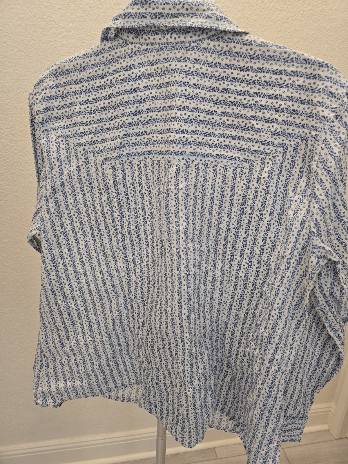 Old Navy XL Western Blue White Floral Pearl Snap Flap Pockets Scallop Edge Shirt