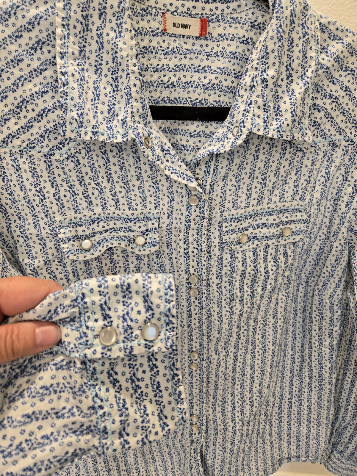Old Navy XL Western Blue White Floral Pearl Snap Flap Pockets Scallop Edge Shirt