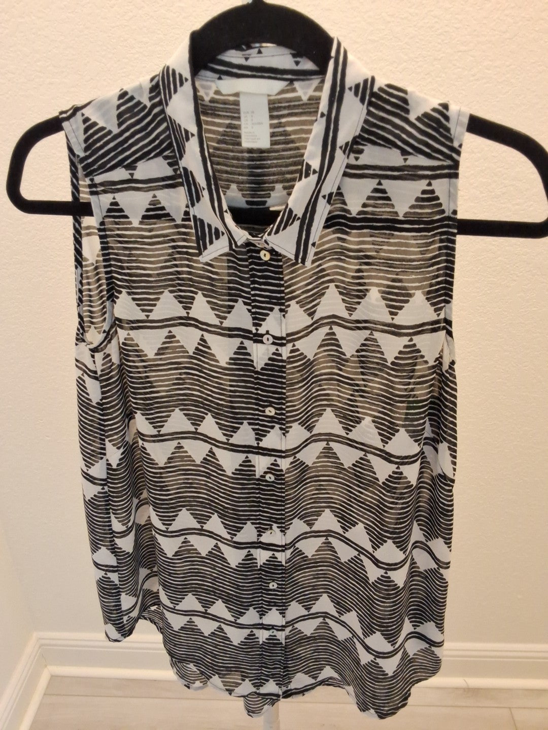 H&M Black & White Tribal Geometric Sleeveless Button Down High Low Blouse
