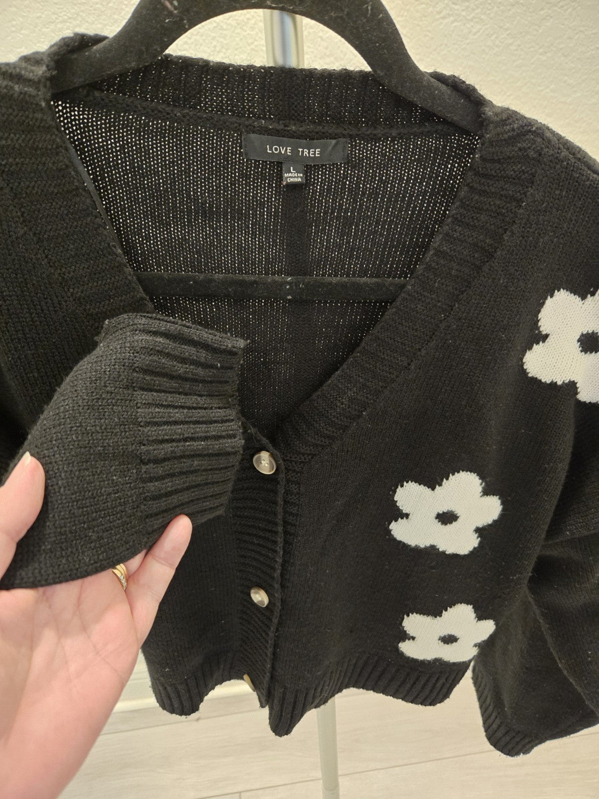 Love Tree Women's L Cropped Daisy Floral Cardigan, Black White Knit Sweater