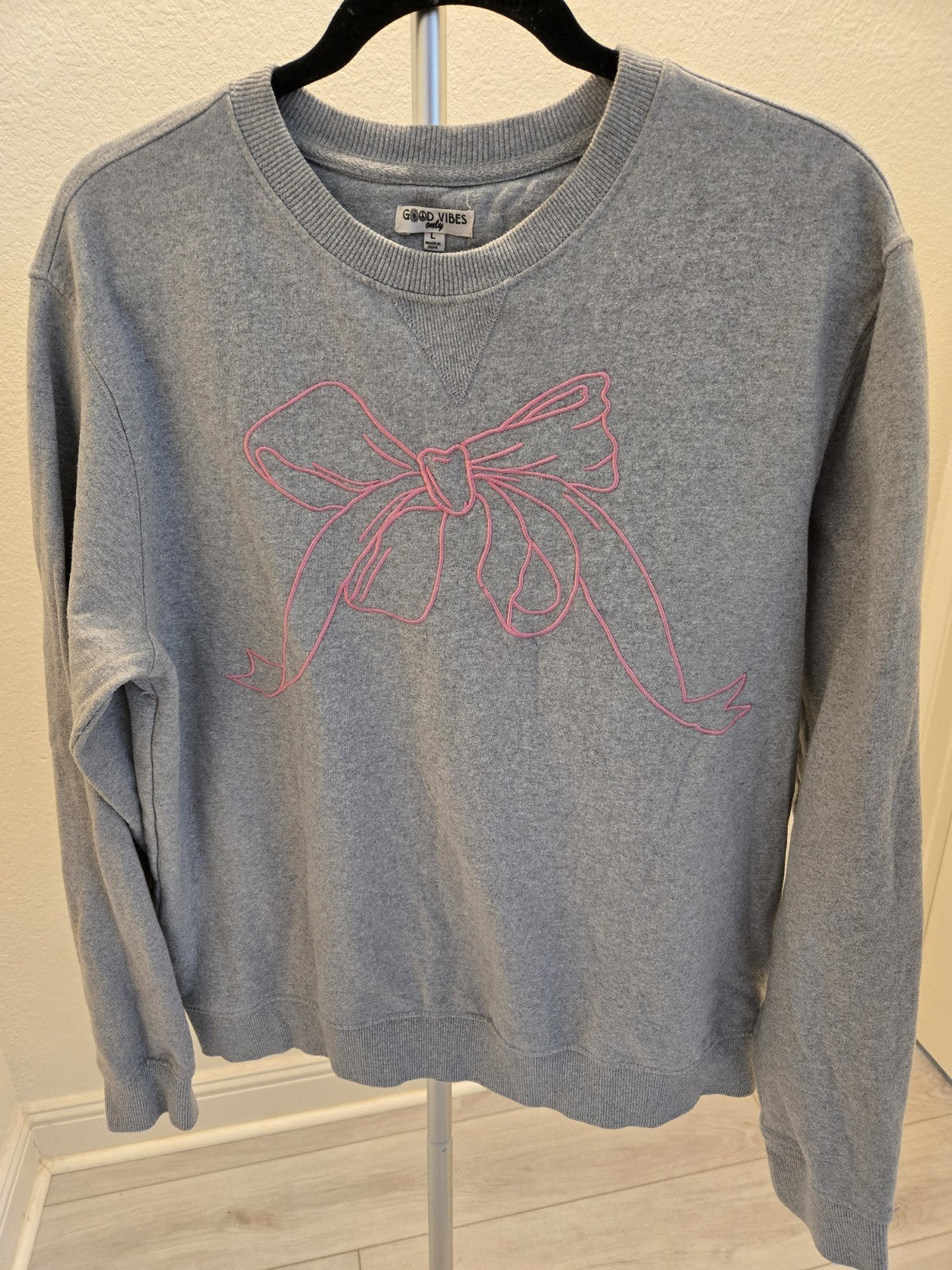 Good Vibes Only Bow Embroidered Pink Ribbon Sweatshirt L Womens Grey Crewneck