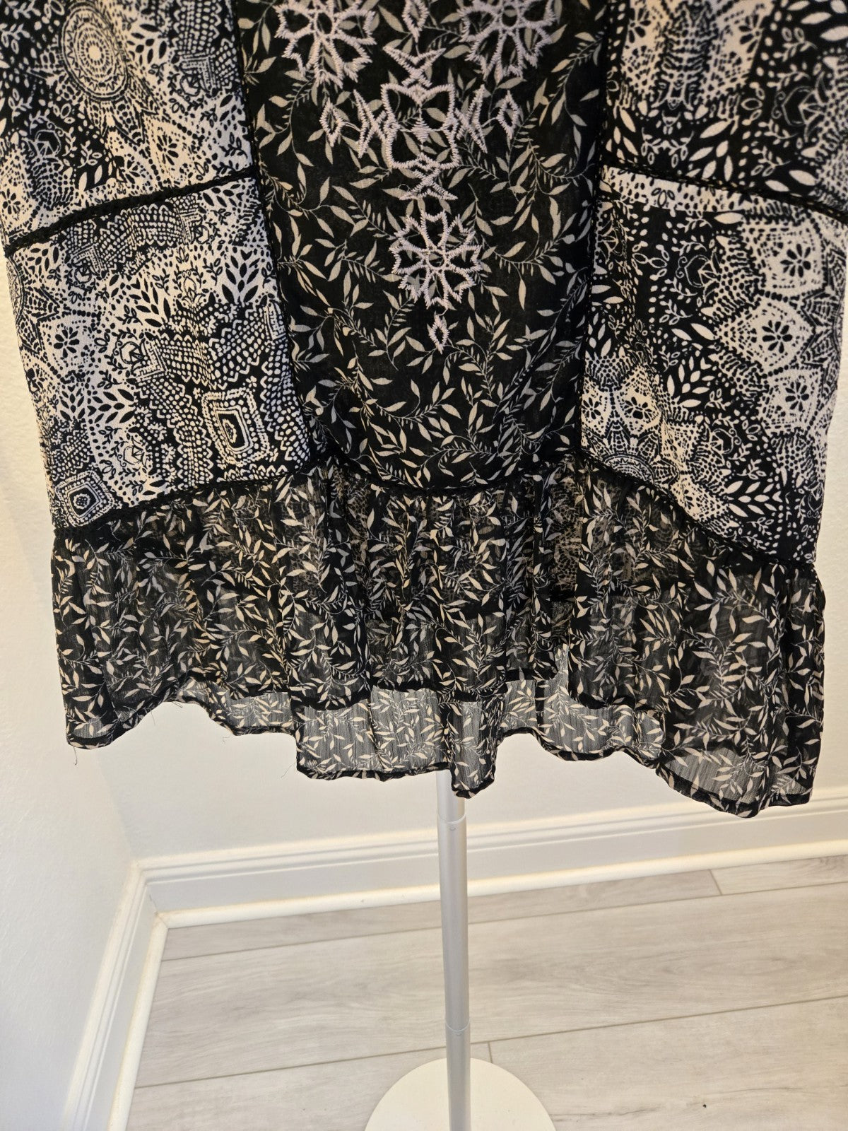Knox Rose Women's Small Boho Sleeveless Embroidered Black White Ruffle Tunic