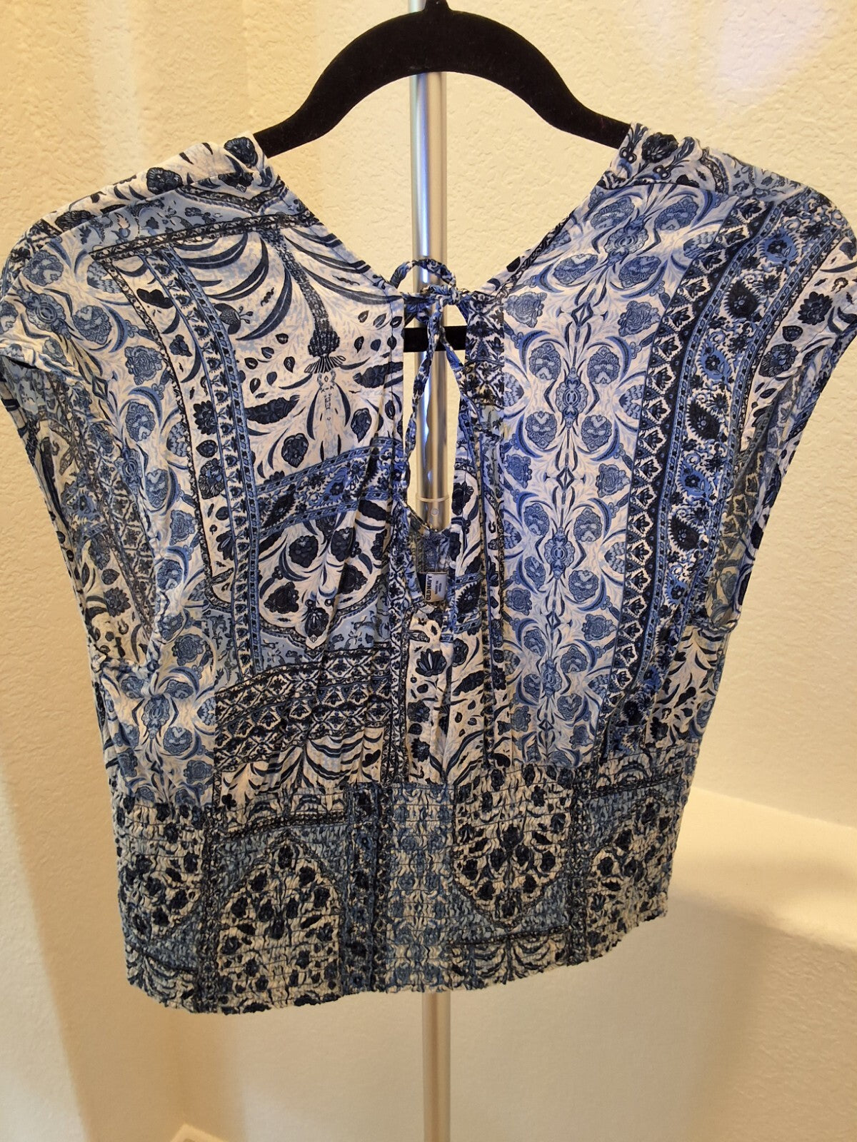 Old Navy Womens Size L Smocked Elastic Waist Paisley Floral Tie Back Blue Blouse