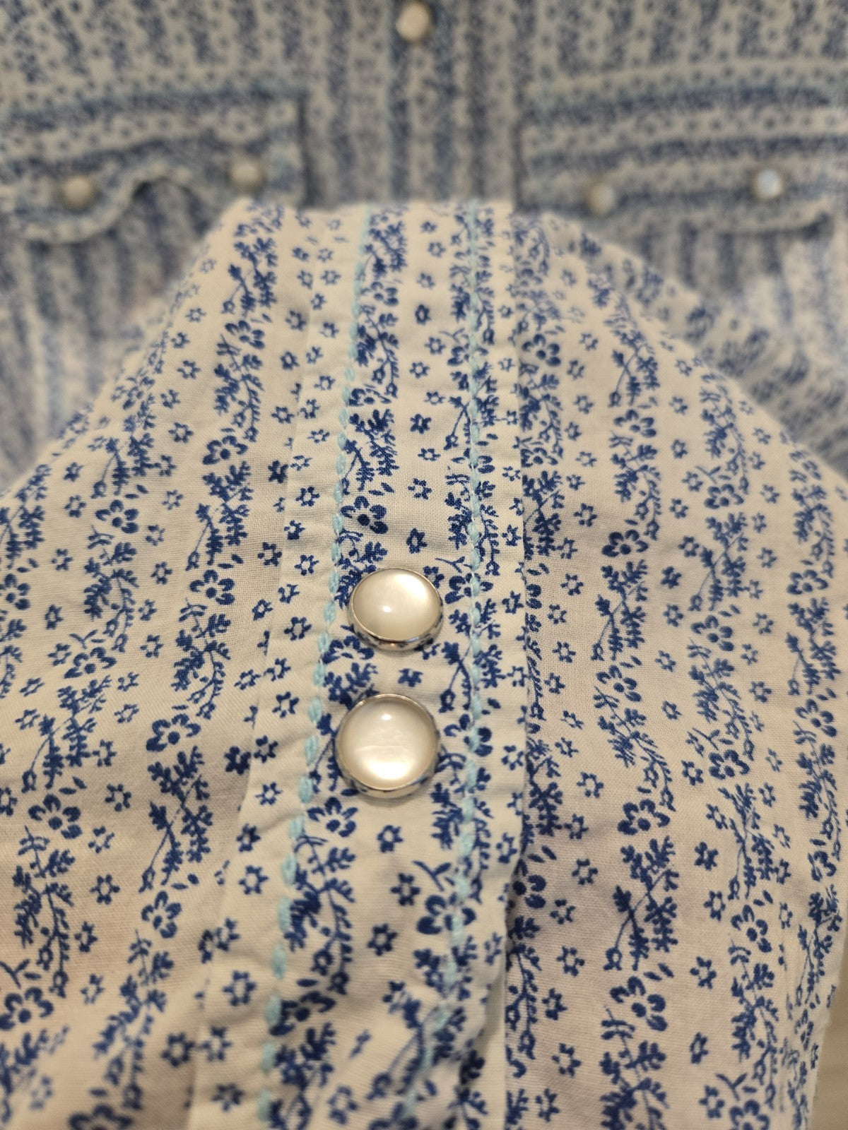 Old Navy XL Western Blue White Floral Pearl Snap Flap Pockets Scallop Edge Shirt
