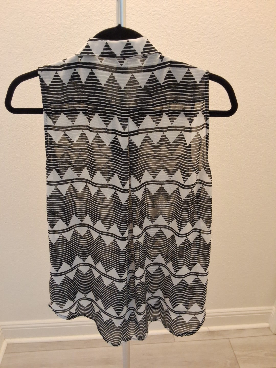 H&M Black & White Tribal Geometric Sleeveless Button Down High Low Blouse
