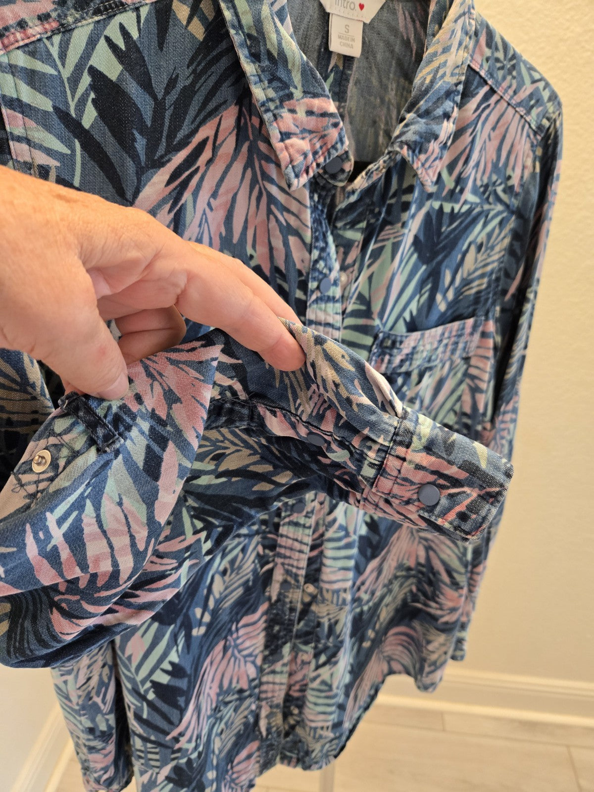 Intro S Blue Pink Tropical Palm Lyocell Denim Button Up Roll Tab Shirt Women
