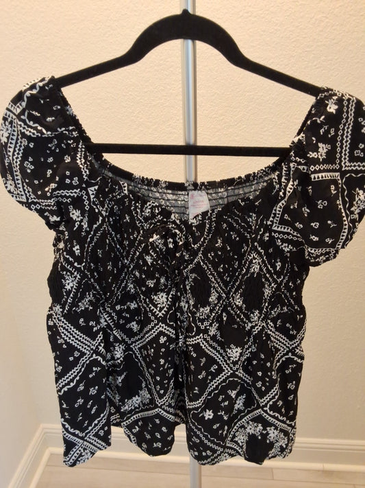No Boundaries Size L Black And White Unique Lightweight Short Sleeve Top