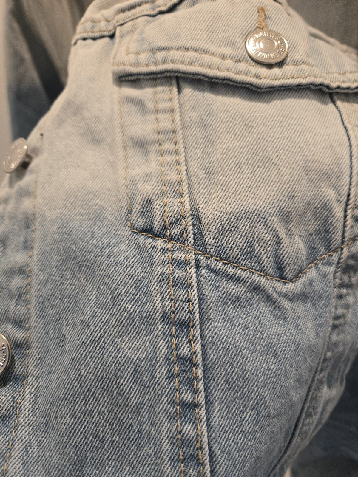 Forever 21 Medium Ombre Bleach Dip Dye Denim Trucker Jean Jacket Coat Light Wash