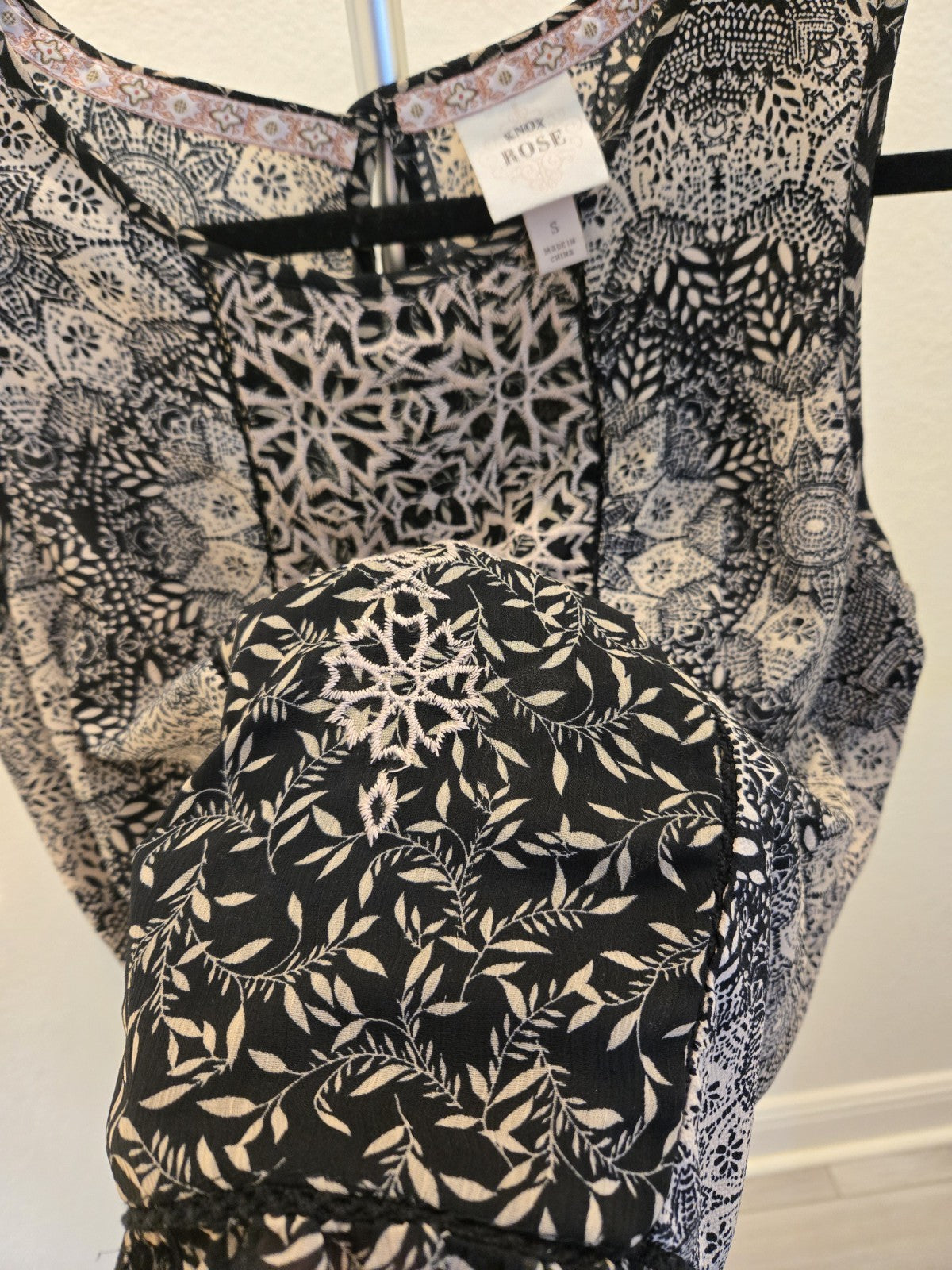 Knox Rose Women's Small Boho Sleeveless Embroidered Black White Ruffle Tunic