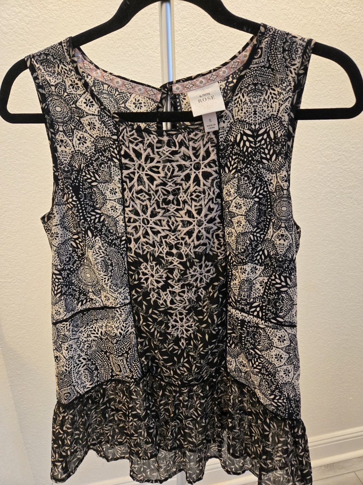 Knox Rose Women's Small Boho Sleeveless Embroidered Black White Ruffle Tunic