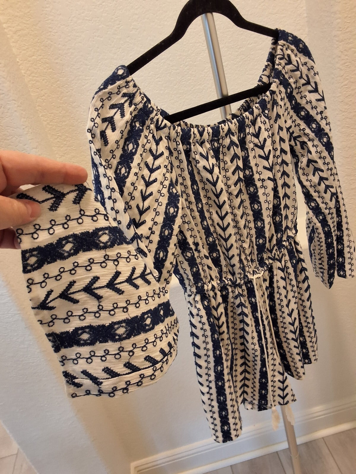 Cupcakes and Cashmere Size M Womens Blue and White Embroidered Romper