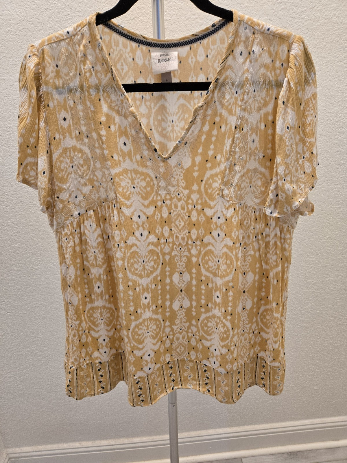 Knox Rose Large Ikat Medallion V Neck Flutter Sleeve Babydoll Blouse