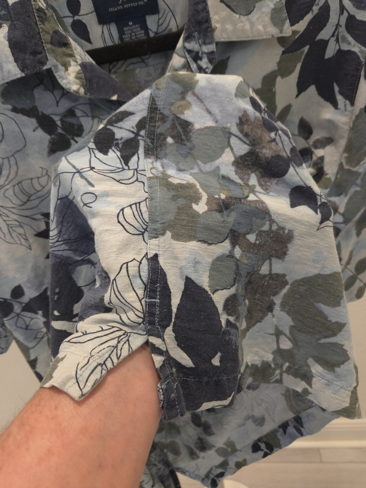 Caribbean Joe Men's 100% Silk Floral Blue Short Sleeve Hawaiian Aloha Shirt M