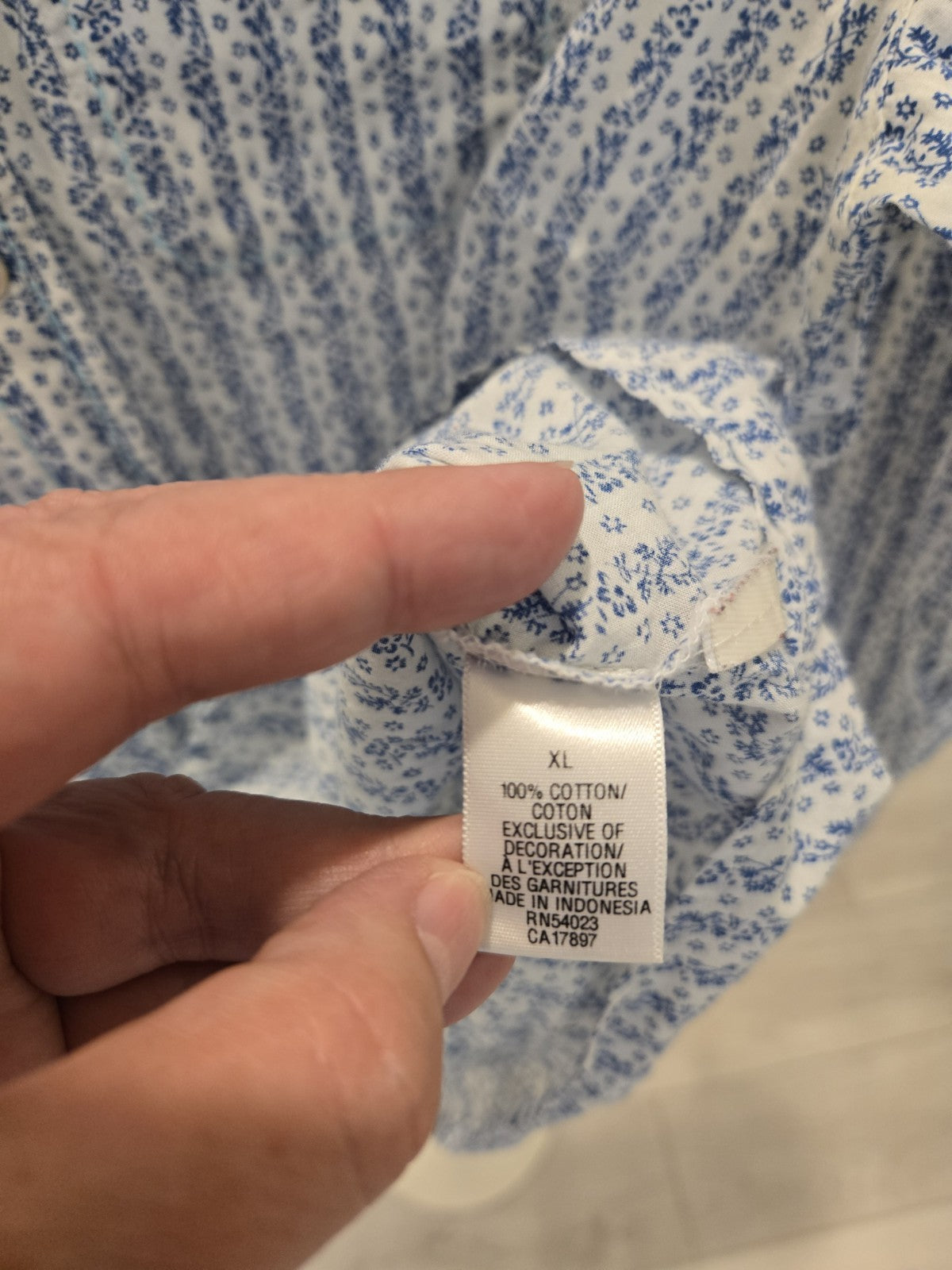 Old Navy XL Western Blue White Floral Pearl Snap Flap Pockets Scallop Edge Shirt