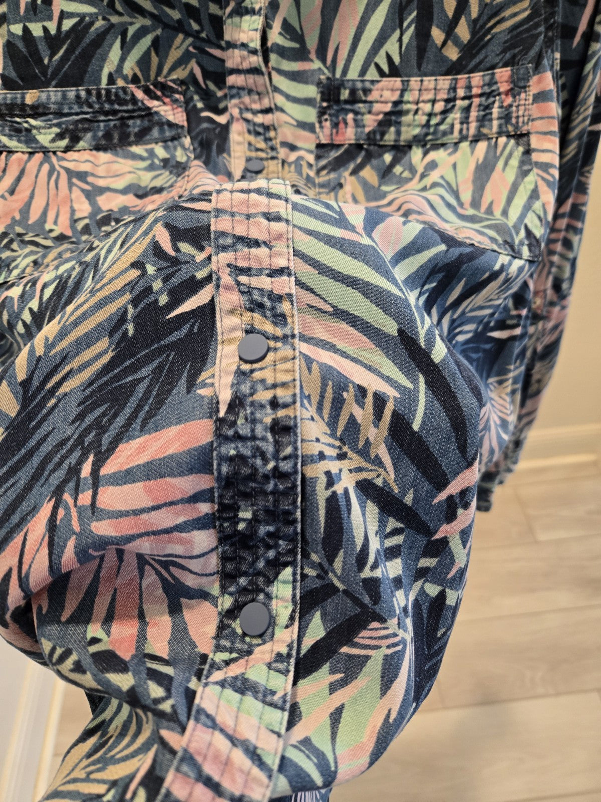 Intro S Blue Pink Tropical Palm Lyocell Denim Button Up Roll Tab Shirt Women