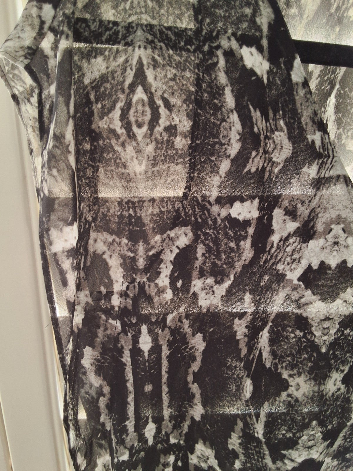 Guess Size S Womens Black White Front Lined With Logo Blouse