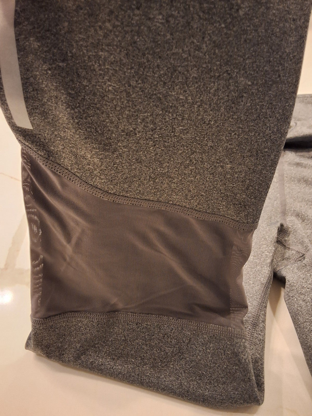 Reebok Athletic Mid Rise Capri Size M Gray w/Dark Gray Mesh Panels Leggins