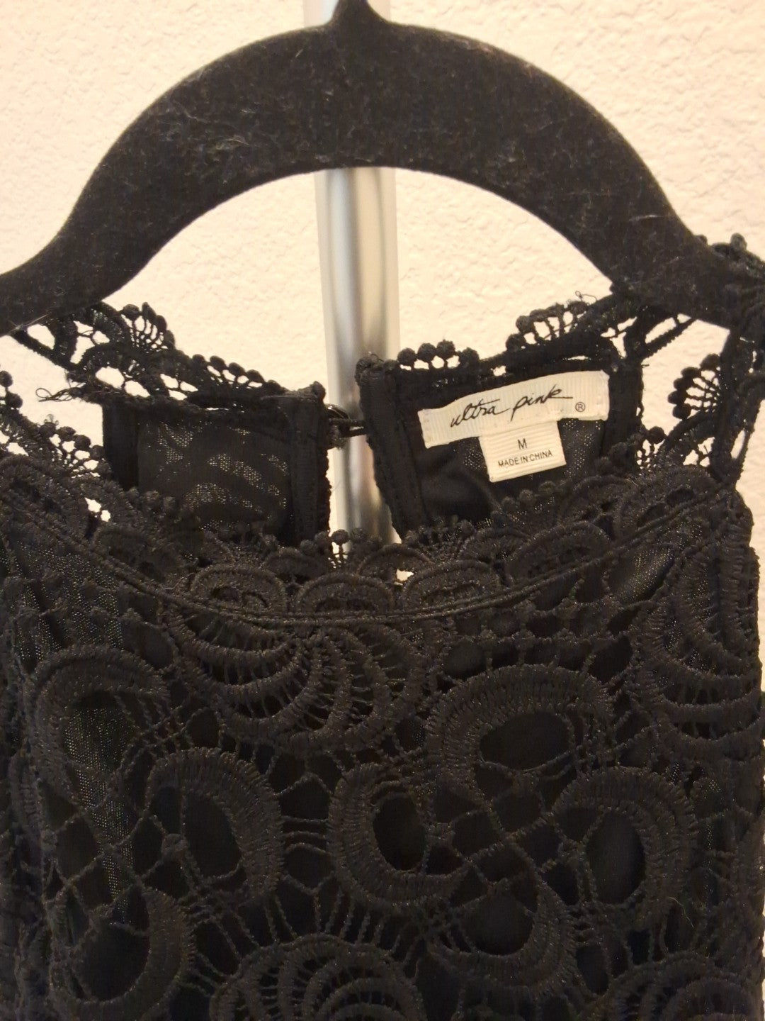 Ultra Pink Black Lace Halter Lined Size M Womens Sleeveless Button Back Top