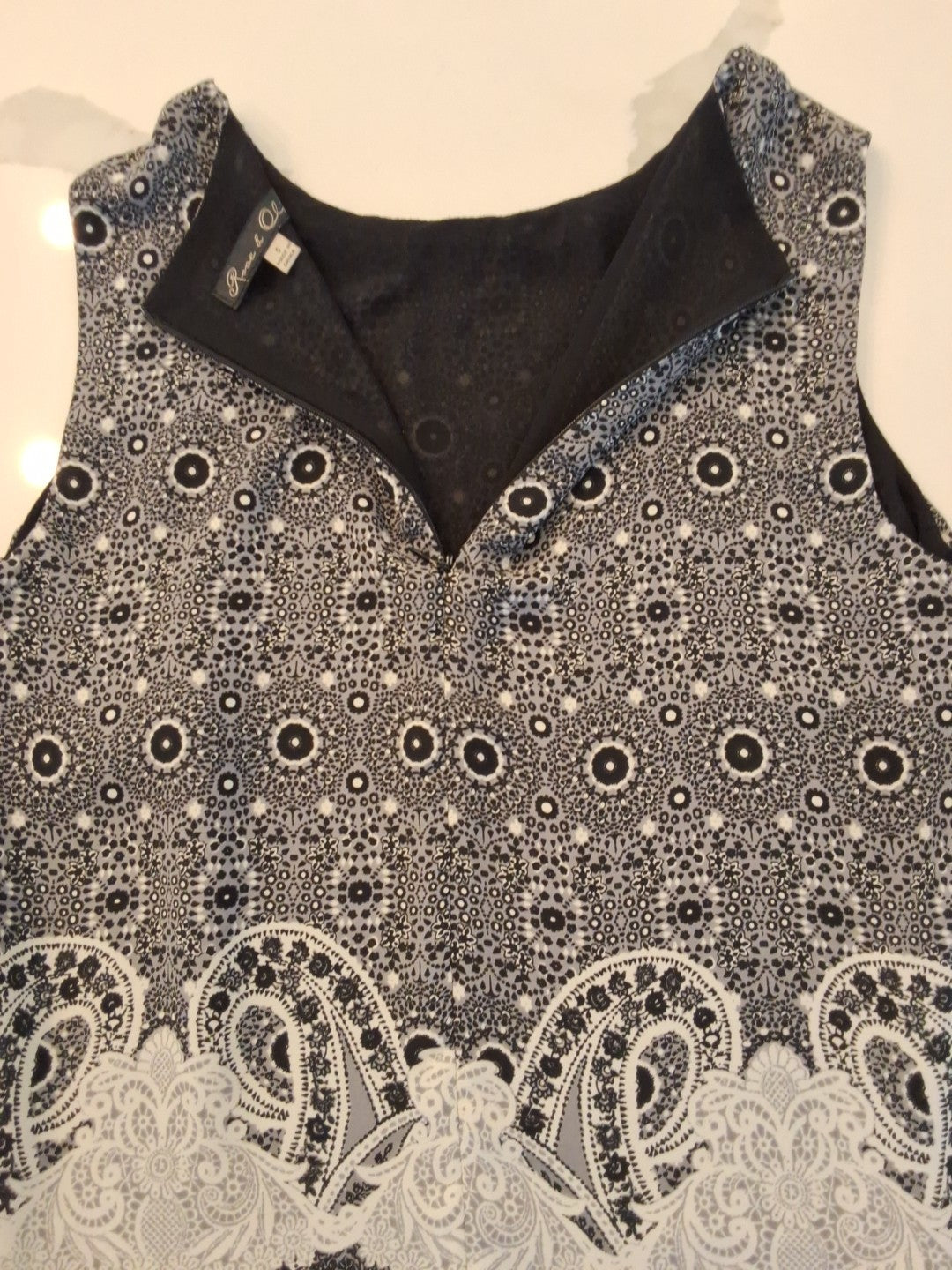 Rose & Olive Small Black/White Paisley Sleeveless Beaded Neckline Blouse Women's