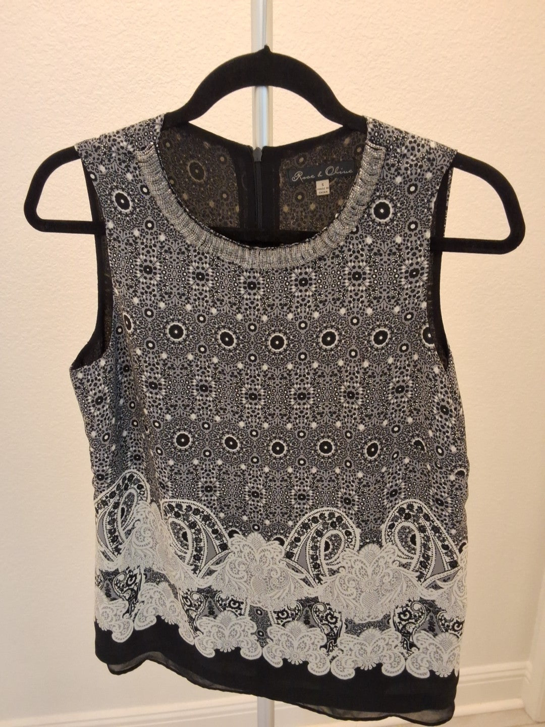 Rose & Olive Small Black/White Paisley Sleeveless Beaded Neckline Blouse Women's