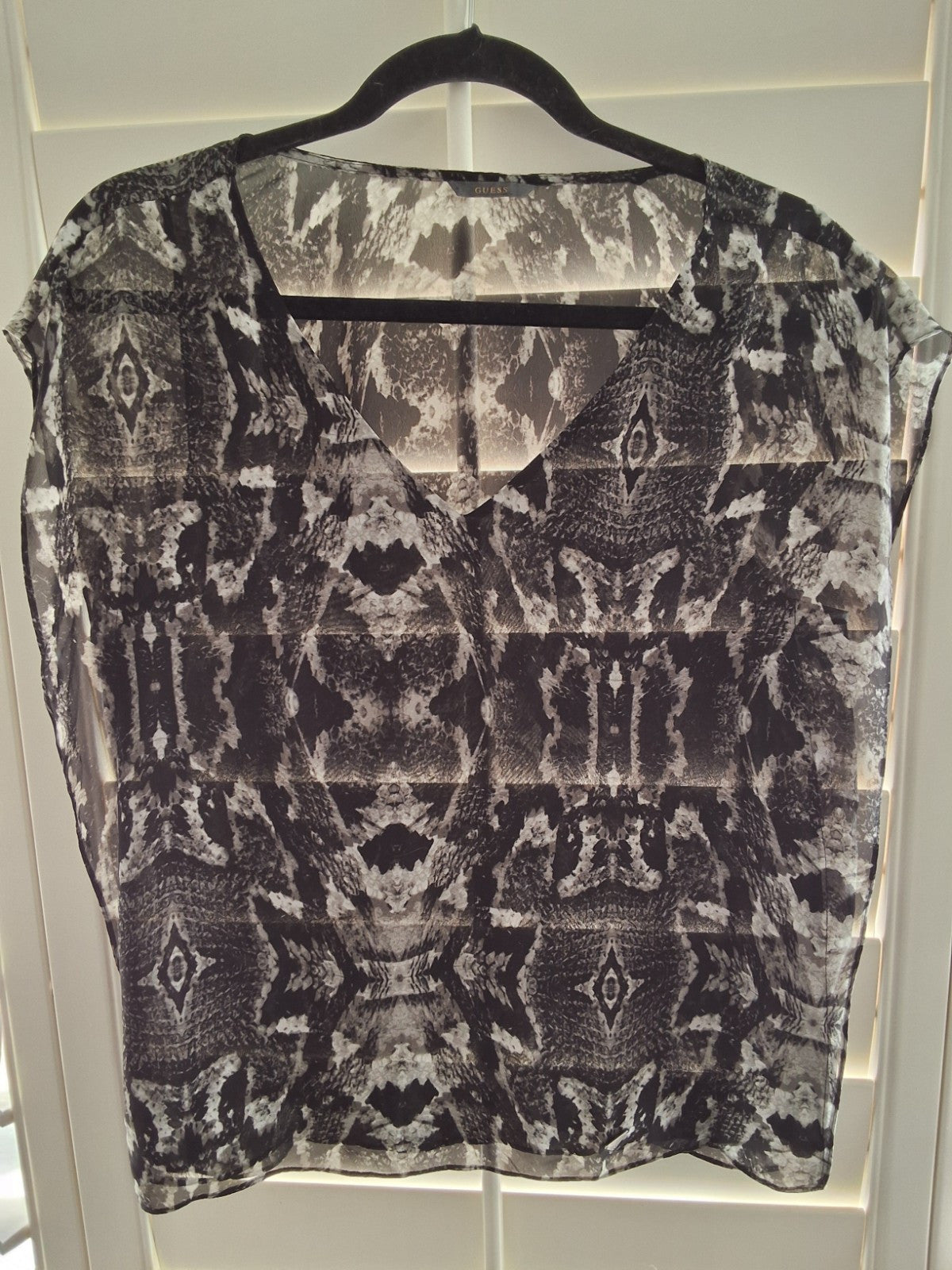 Guess Size S Womens Black White Front Lined With Logo Blouse