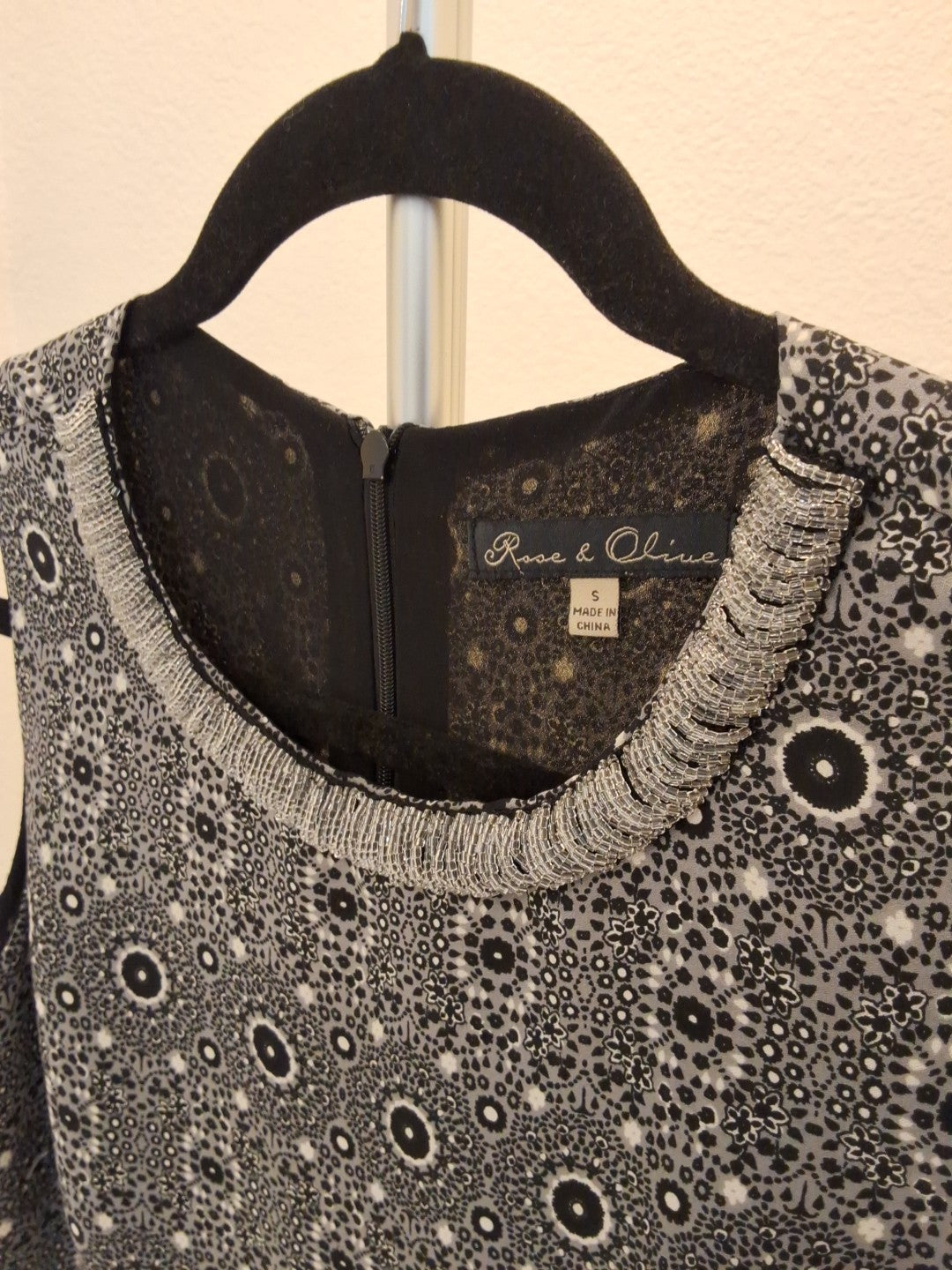 Rose & Olive Small Black/White Paisley Sleeveless Beaded Neckline Blouse Women's