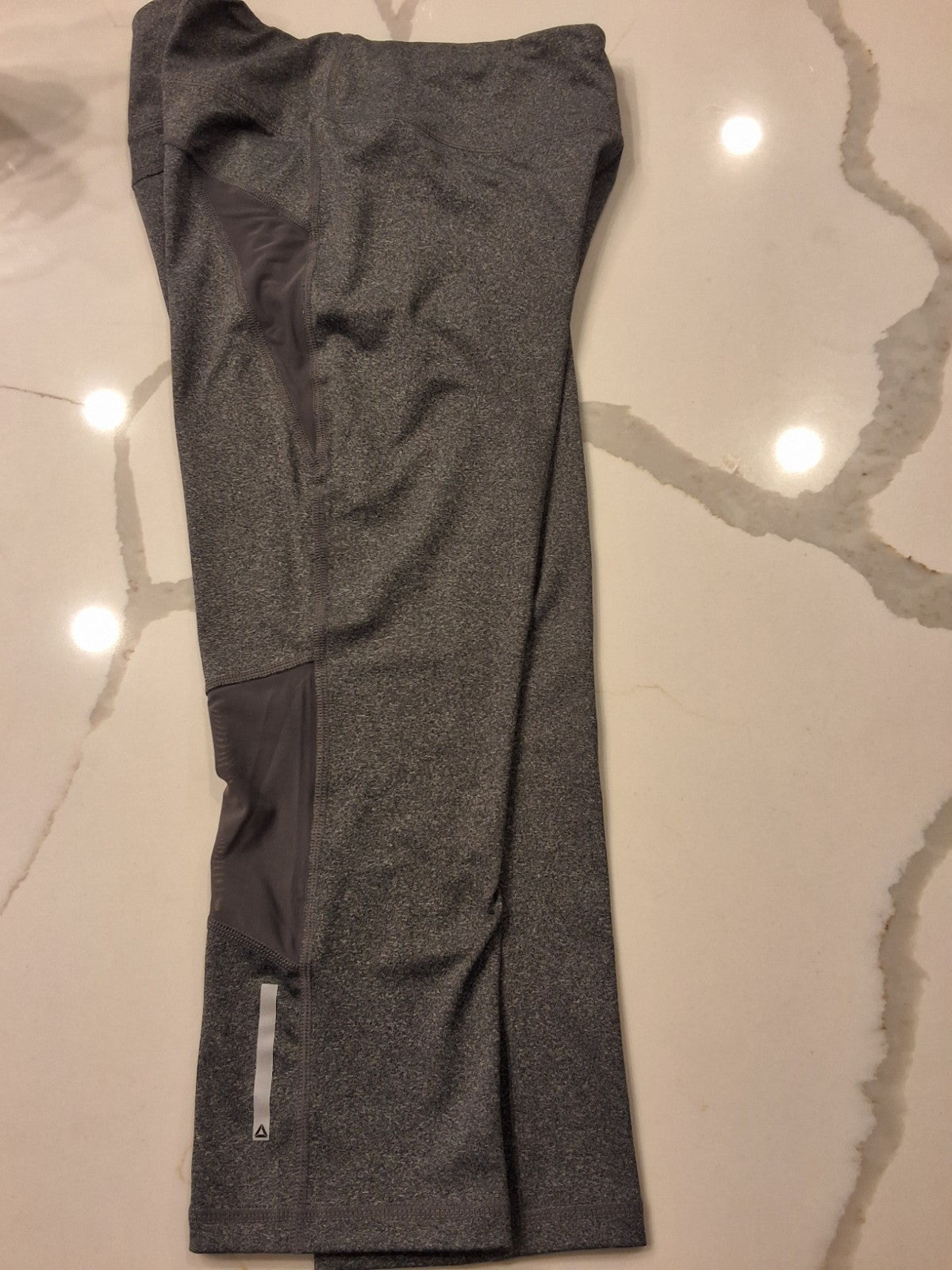 Reebok Athletic Mid Rise Capri Size M Gray w/Dark Gray Mesh Panels Leggings
