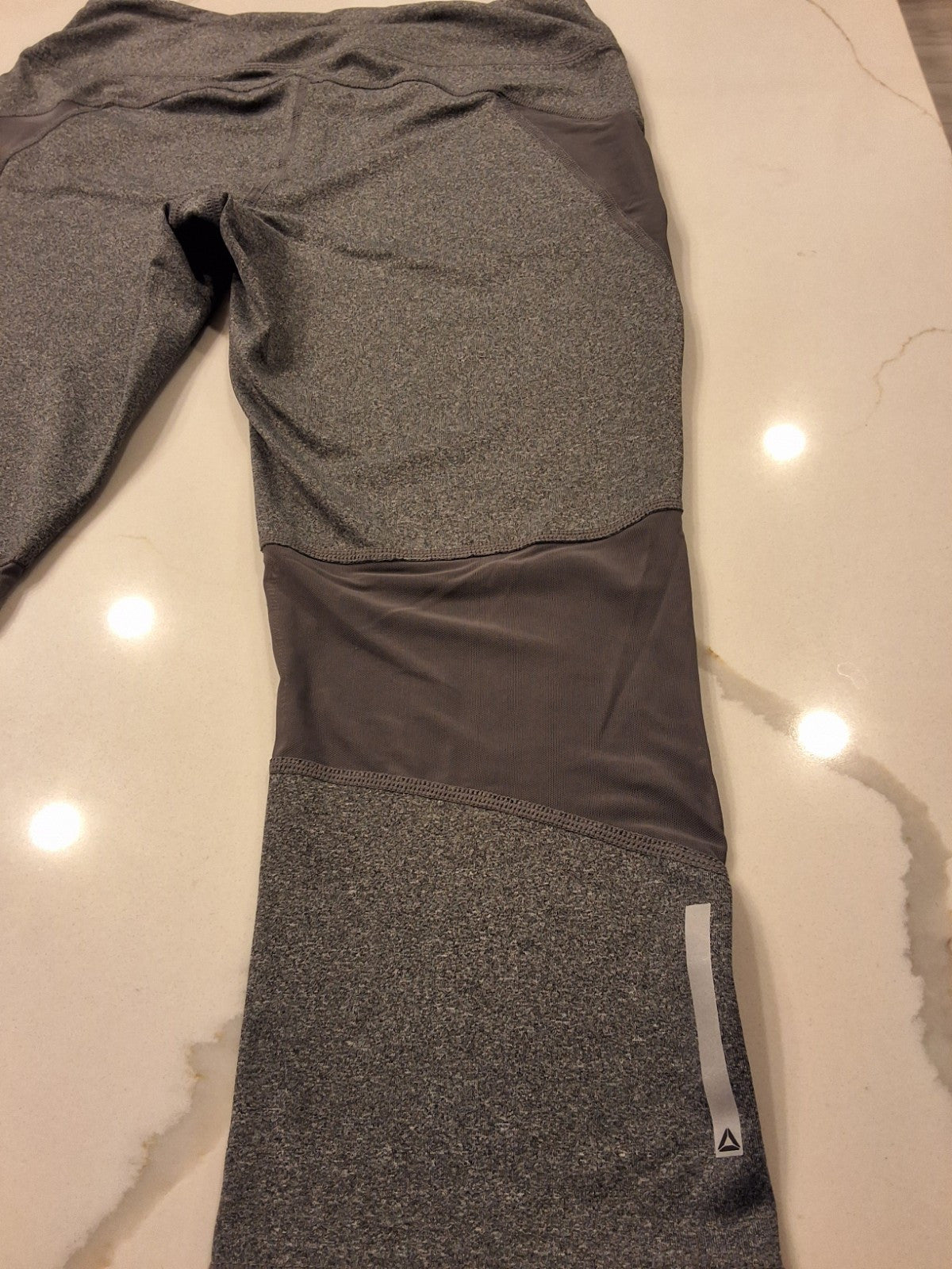 Reebok Athletic Mid Rise Capri Size M Gray w/Dark Gray Mesh Panels Leggins